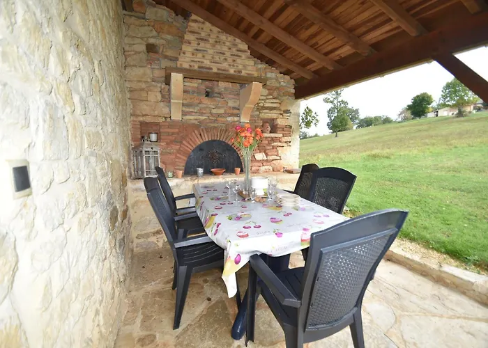 Spacious With Private Pool Hébergement de vacances